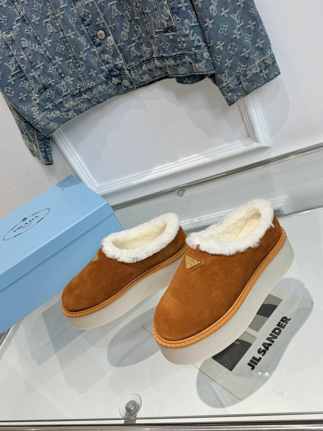 TRIANGLE LOGO MULES IN BRONZE BROWN SUEDE AND SHEARLING LINING