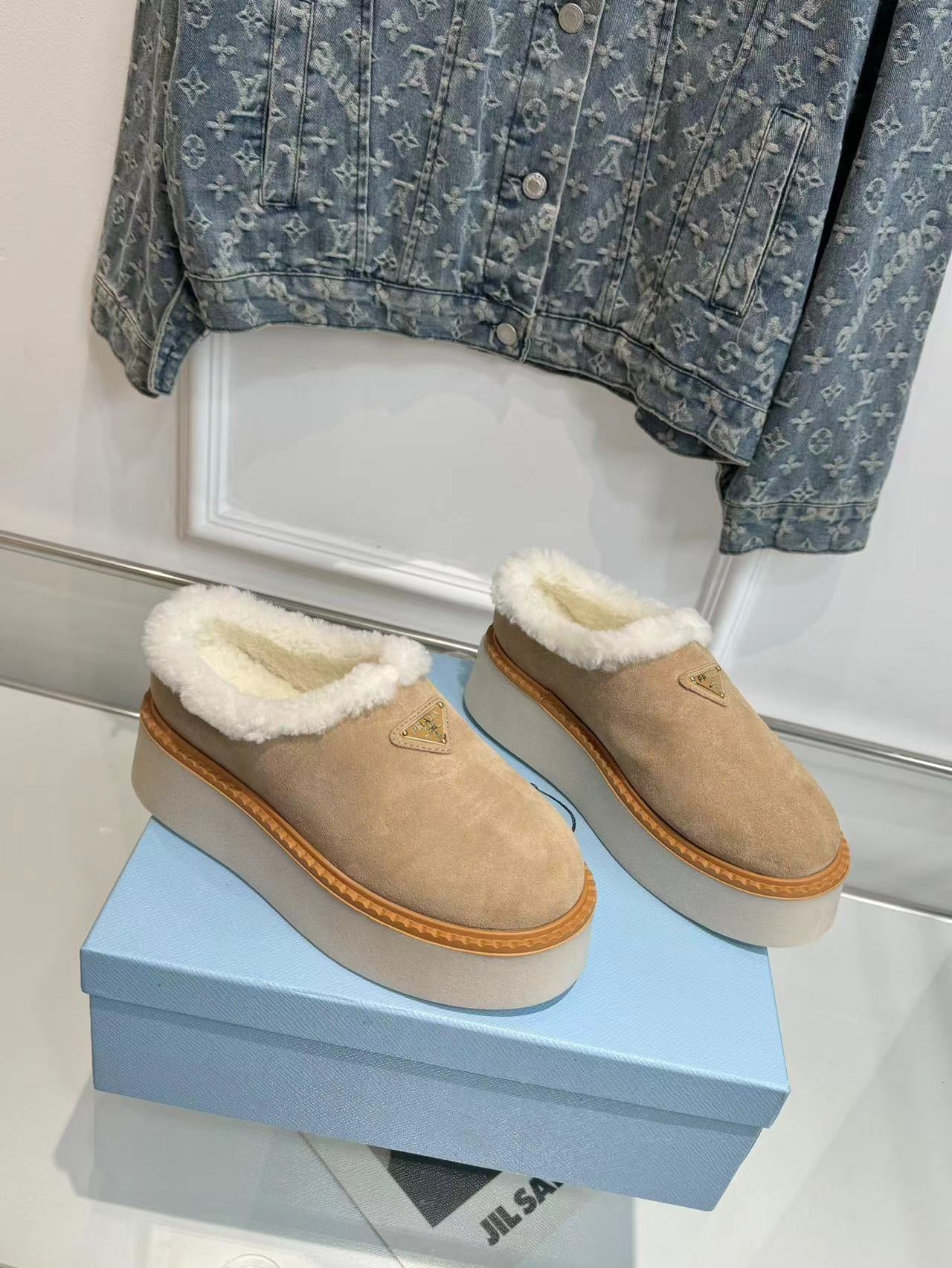 TRIANGLE LOGO MULES IN BEIGE SUEDE AND SHEARLING LINING