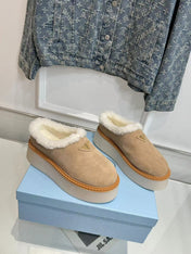 TRIANGLE LOGO MULES IN BEIGE SUEDE AND SHEARLING LINING