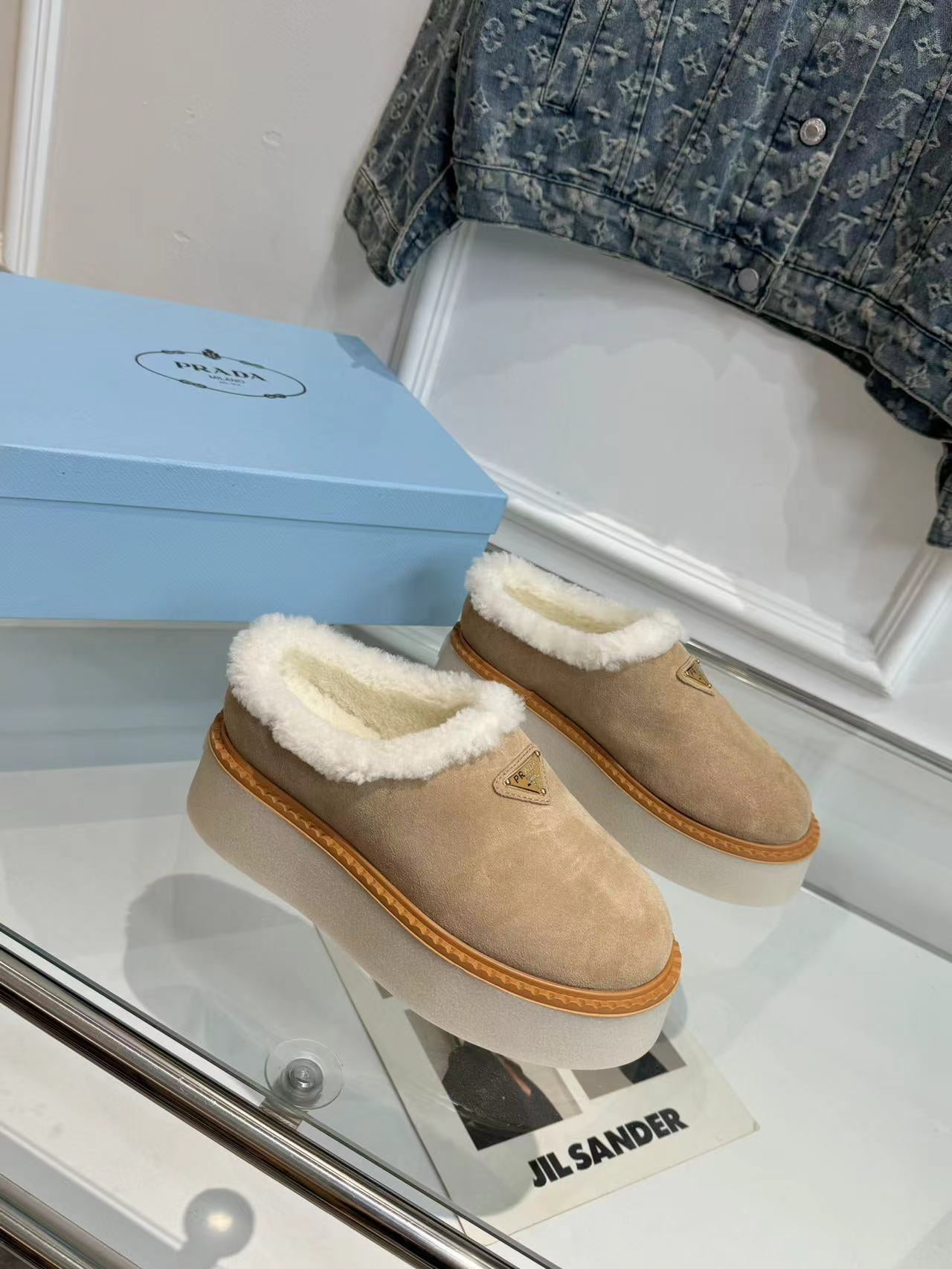 TRIANGLE LOGO MULES IN BEIGE SUEDE AND SHEARLING LINING