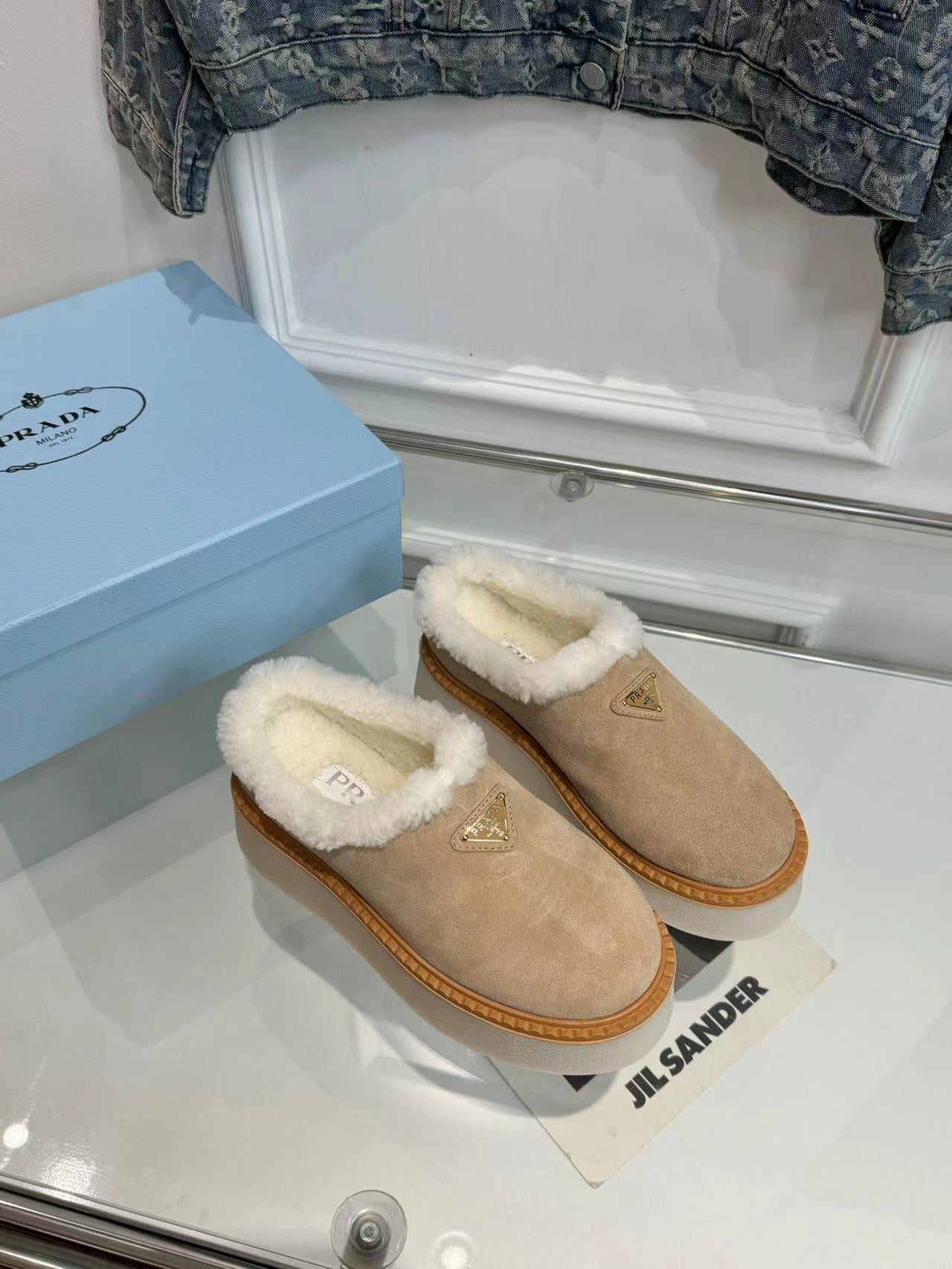TRIANGLE LOGO MULES IN BEIGE SUEDE AND SHEARLING LINING