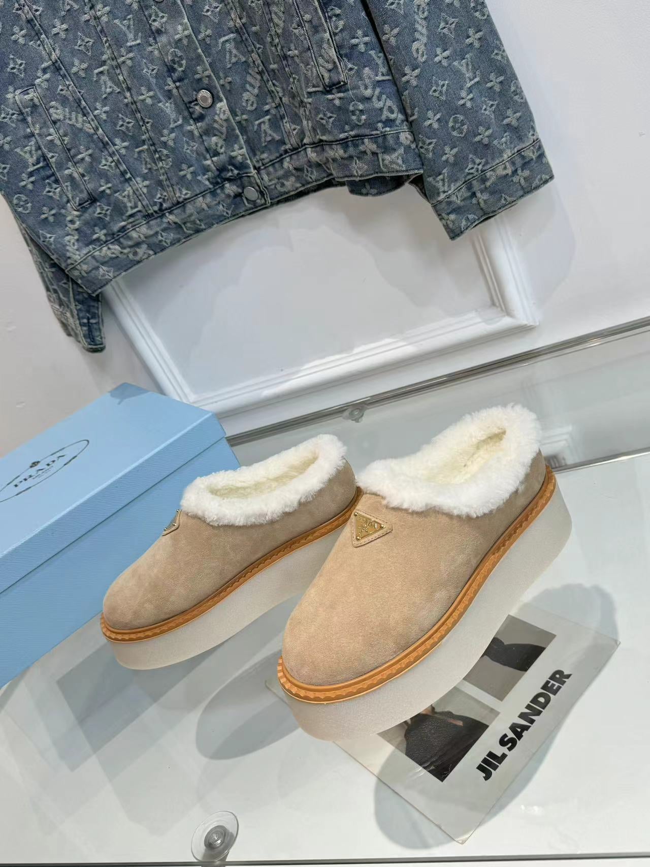 TRIANGLE LOGO MULES IN BEIGE SUEDE AND SHEARLING LINING