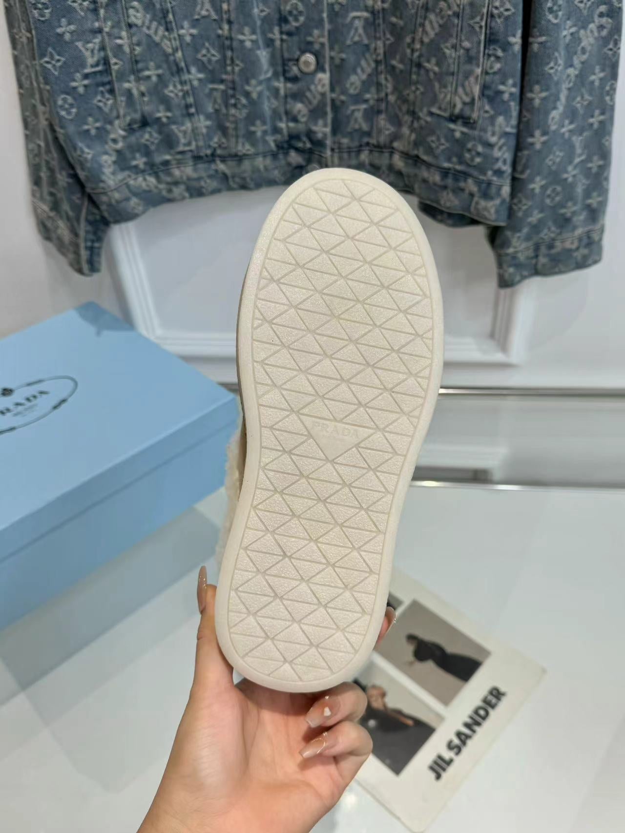 TRIANGLE LOGO MULES IN BEIGE SUEDE AND SHEARLING LINING