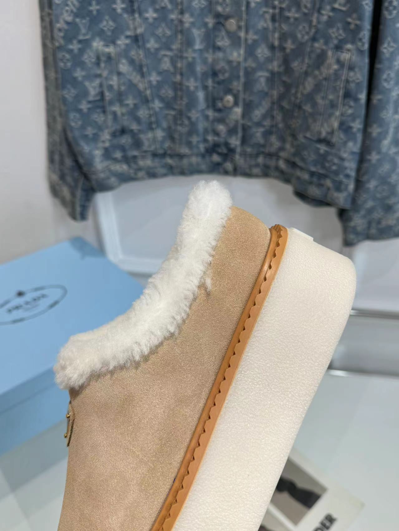TRIANGLE LOGO MULES IN BEIGE SUEDE AND SHEARLING LINING