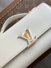 WALLET ON CHAIN CAPUCINES 23 IN WHITE SMOOTH CALFSKIN GOLD HARDWARE
