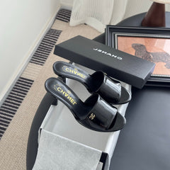 HIGH HEELS IN BLACK GLOSSY LEATHER