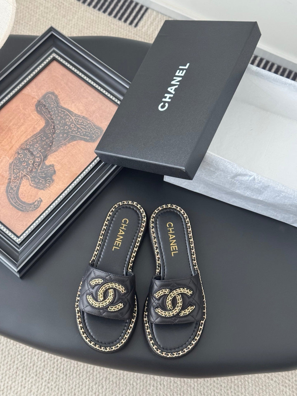 SLIPPER IN BLACK CALFSKIN MIX CHAIN BASE