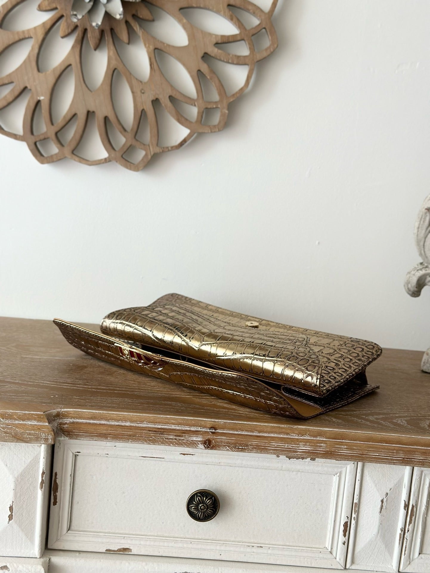 CHANEL 25S CLUTCH 30 IN METALLIC GOLD CROCODILE-EMBOSSED CALFSKIN