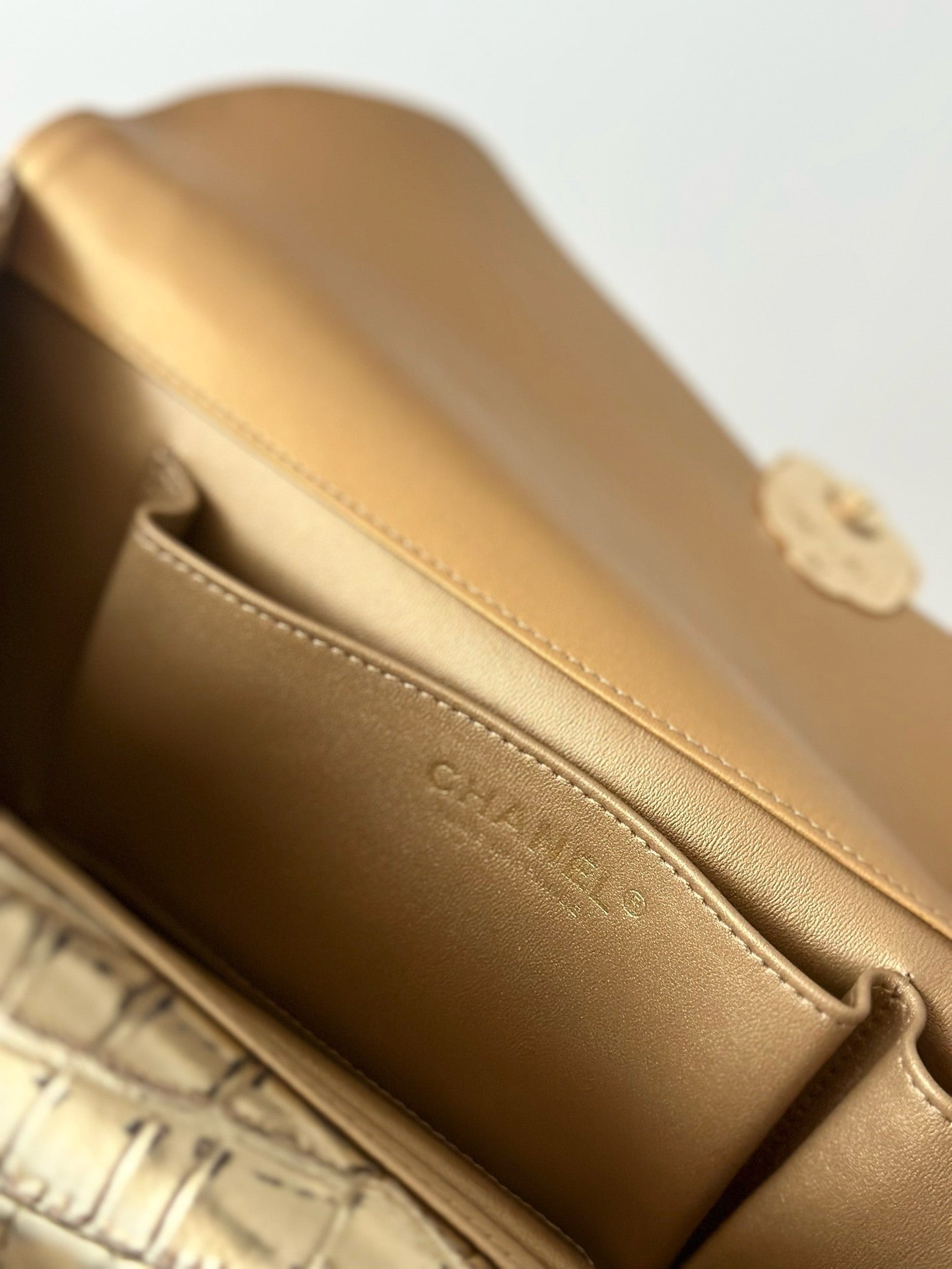 CHANEL 25S CLUTCH 30 IN METALLIC GOLD CROCODILE-EMBOSSED CALFSKIN