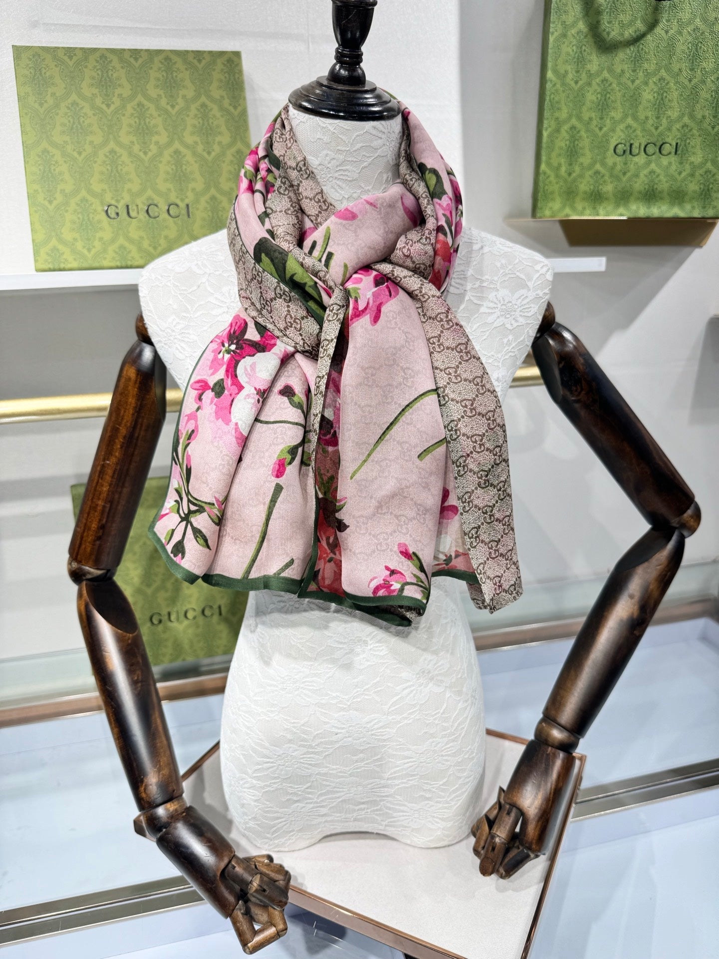 GUCCI 25S SCARF 180 IN SILK 737207