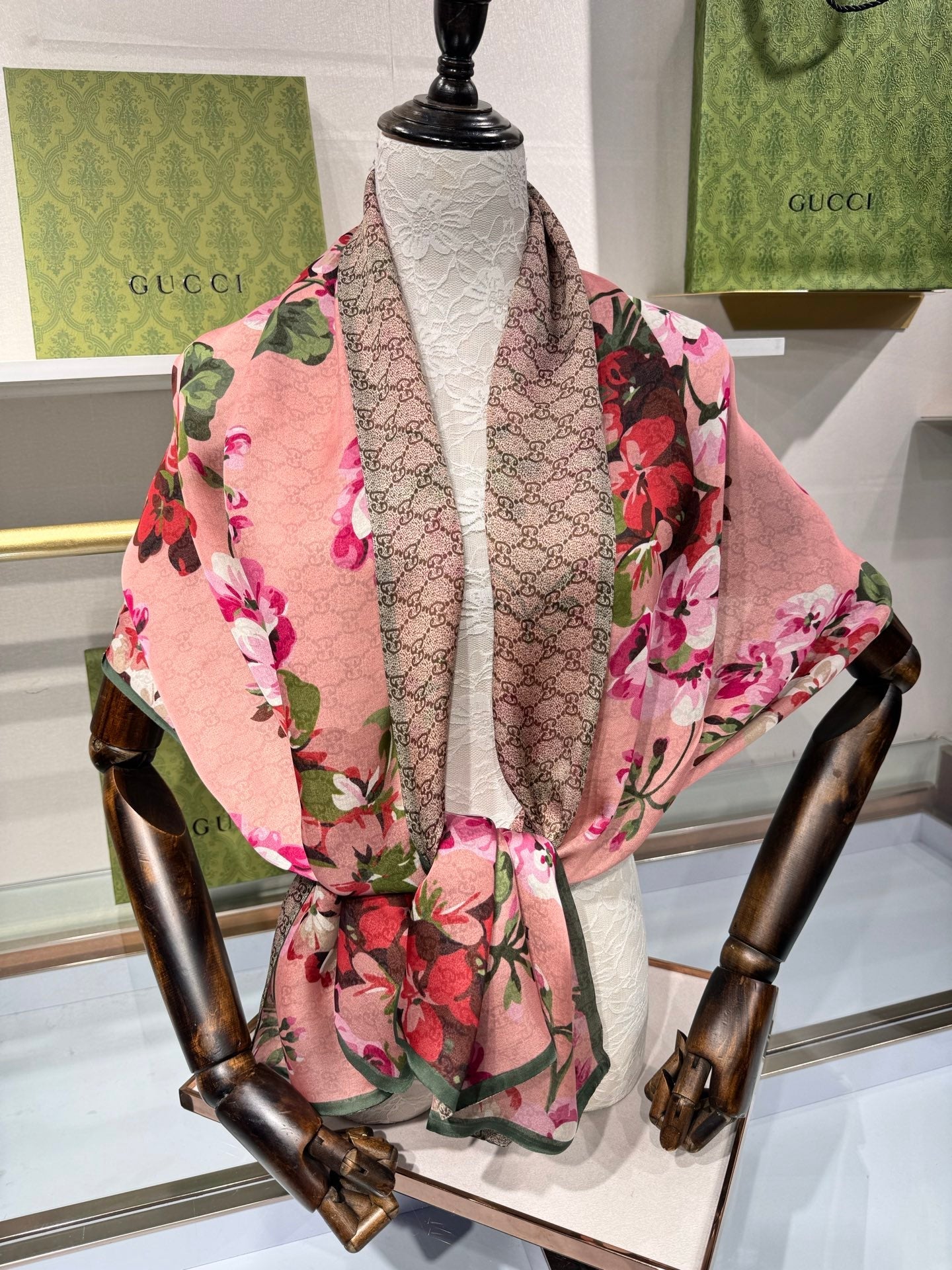 GUCCI 25S SCARF 180 IN SILK 737208