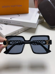 SQUARE SUNGLASS 567456 IN BLACK ACETATE EMBOSSED LOGO