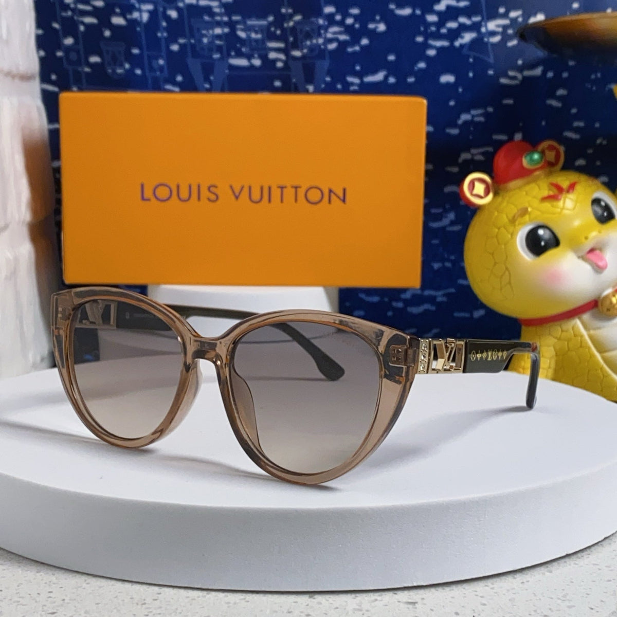 CAT EYE SUNGLASSES 567468 IN BROWN CLEAR ACETATE