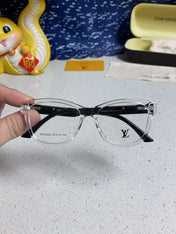 CAT EYE SUNGLASSES 570278 IN CLEAR ACETATE EMBOSSED LOGO