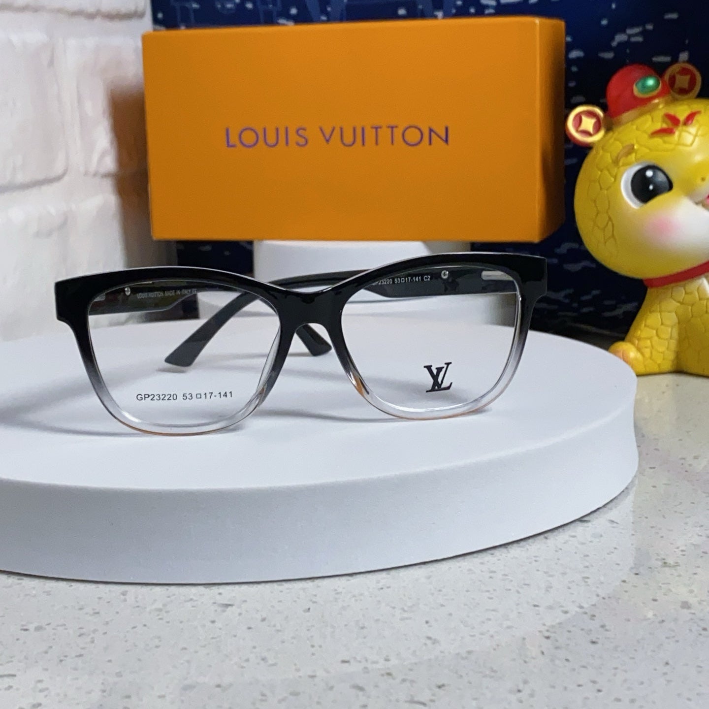 CAT EYE SUNGLASSES 570279 IN BLACK AND CLEAR ACETATE EMBOSSED LOGO