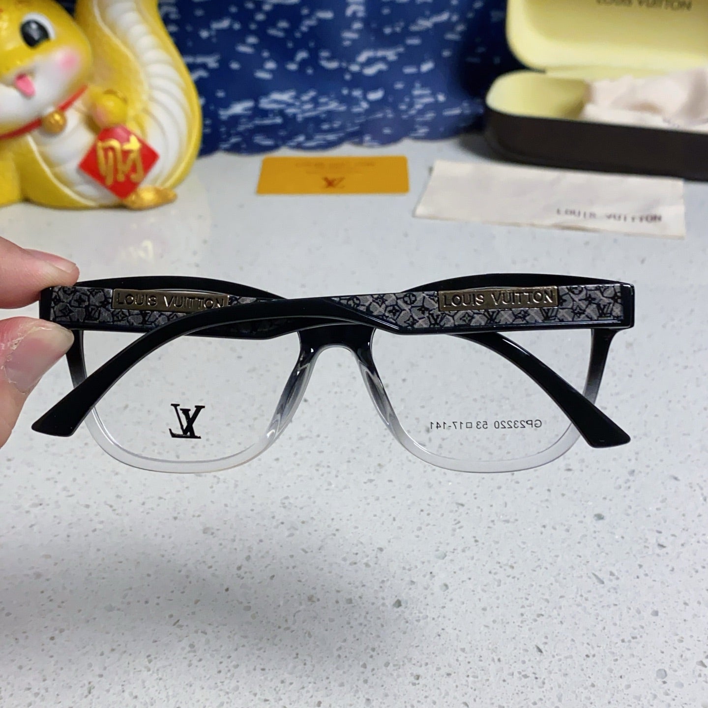 CAT EYE SUNGLASSES 570279 IN BLACK AND CLEAR ACETATE EMBOSSED LOGO