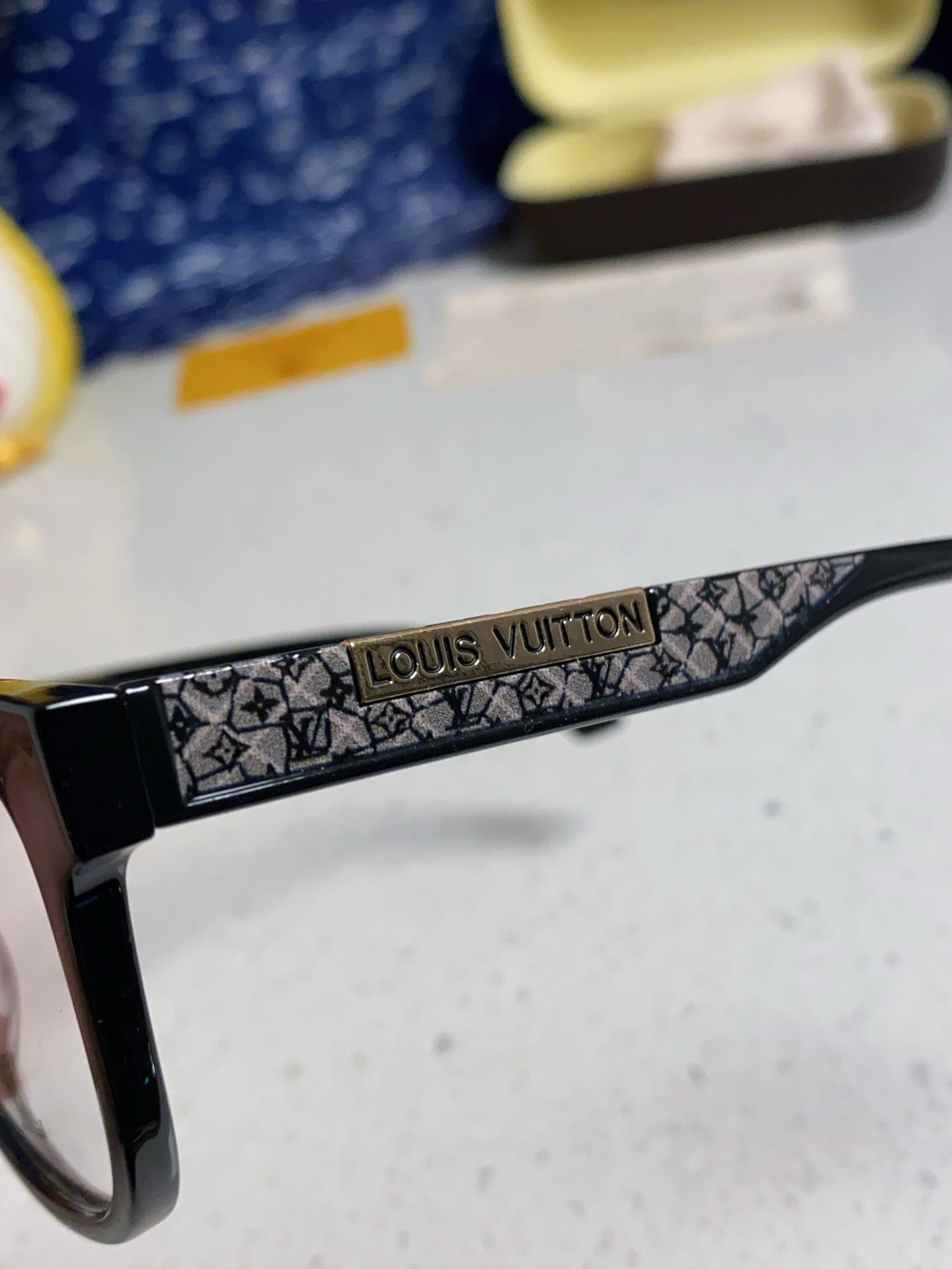 CAT EYE SUNGLASSES 570280 IN BLACK ACETATE EMBOSSED LOGO