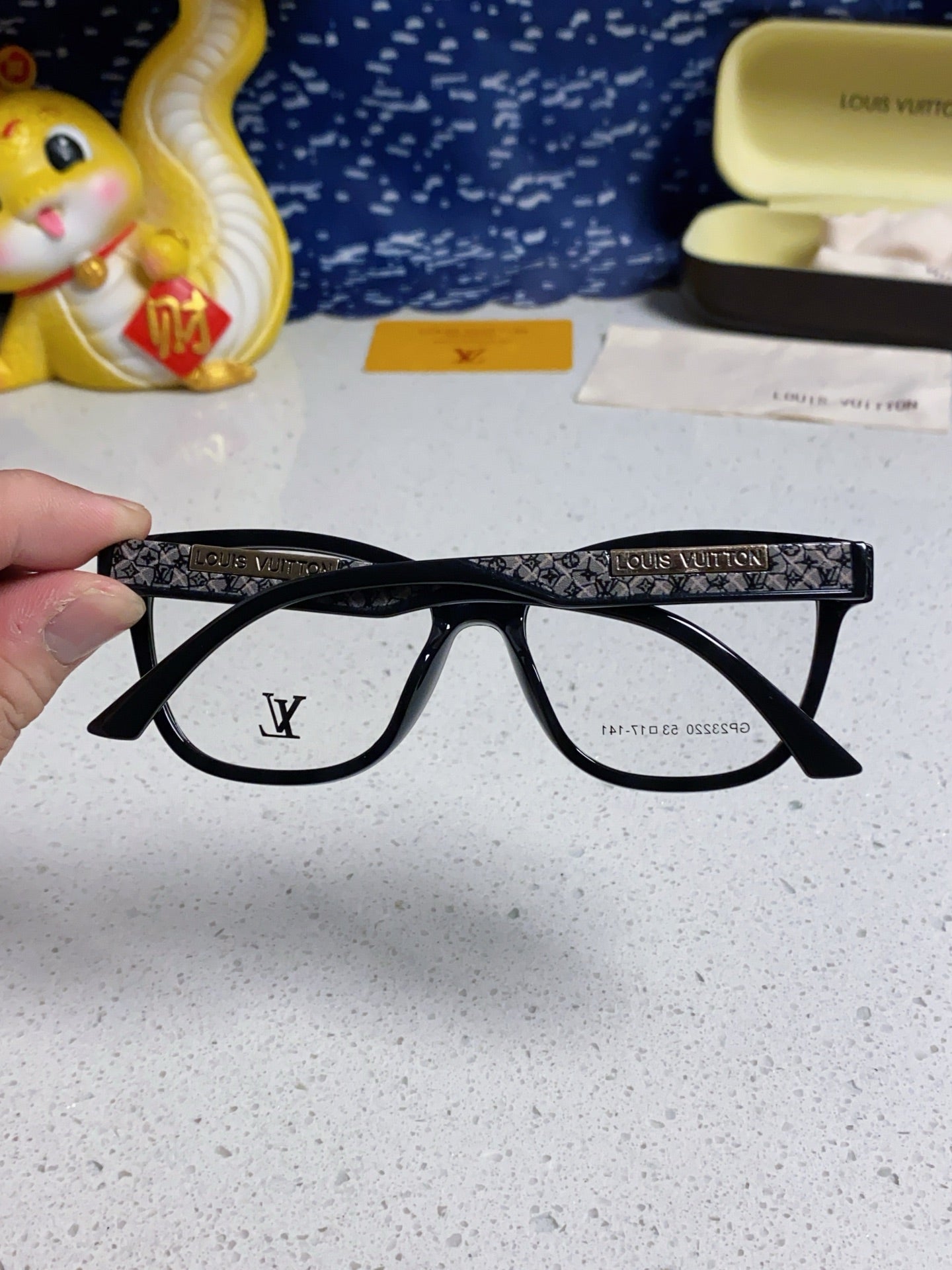 CAT EYE SUNGLASSES 570280 IN BLACK ACETATE EMBOSSED LOGO