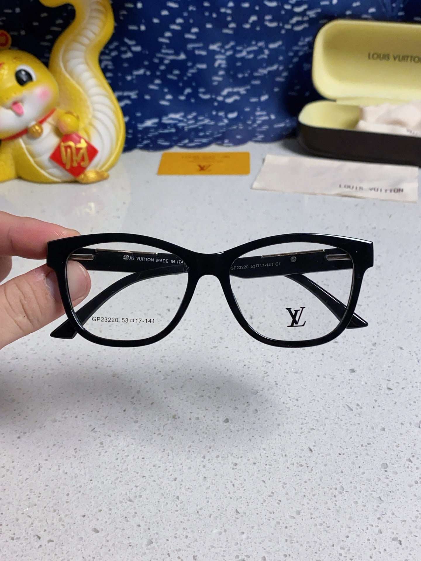 CAT EYE SUNGLASSES 570280 IN BLACK ACETATE EMBOSSED LOGO