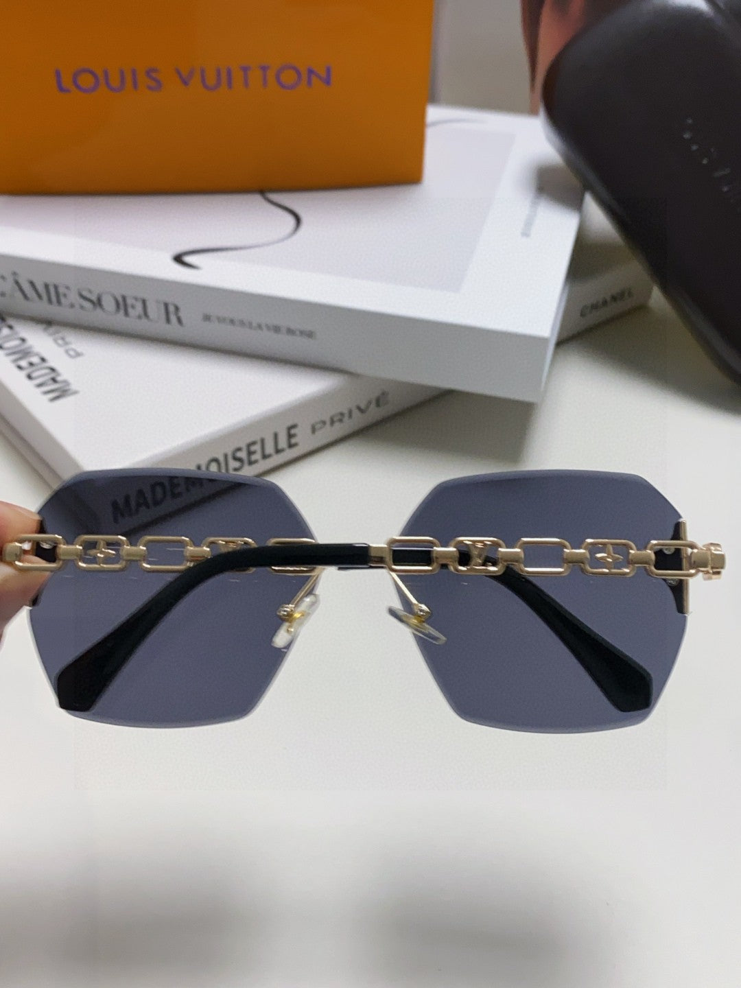 CHAIN SQUARE SUNGLASSES 570261 IN GOLD METAL BLACK LENS