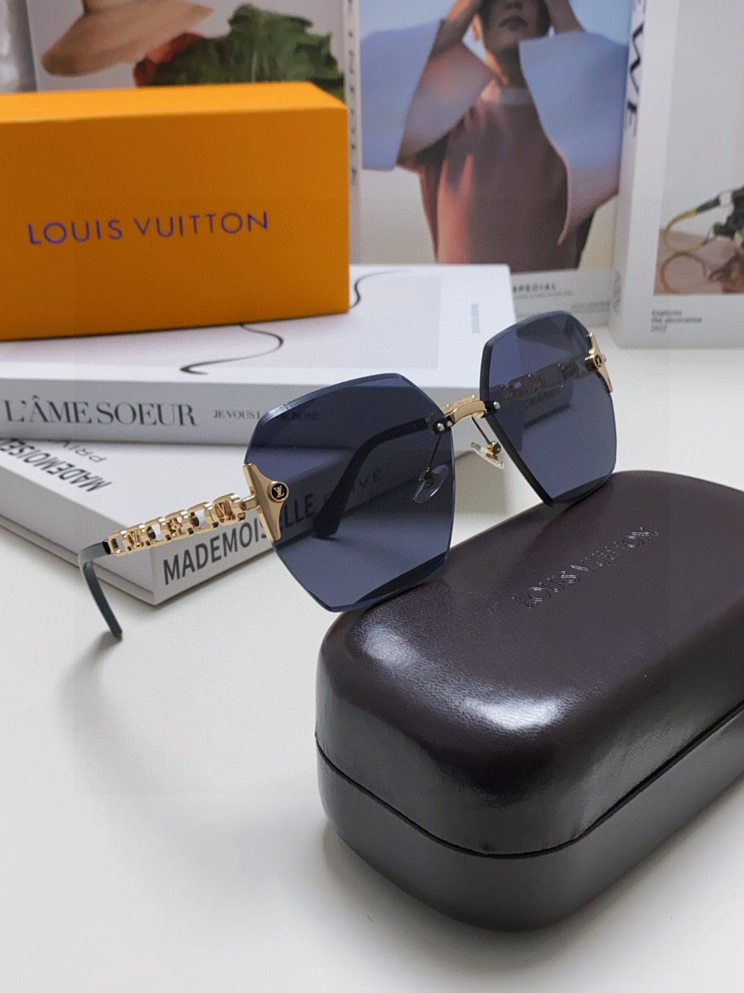 CHAIN SQUARE SUNGLASSES 570261 IN GOLD METAL BLACK LENS