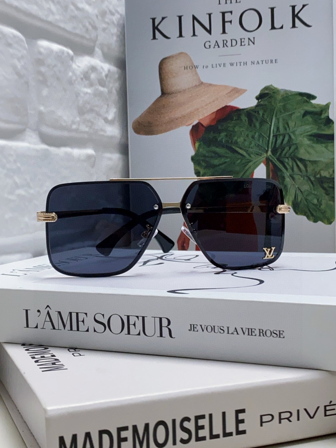 SQUARE SUNGLASSES 570265 IN GOLD METAL LOGO ON LENS