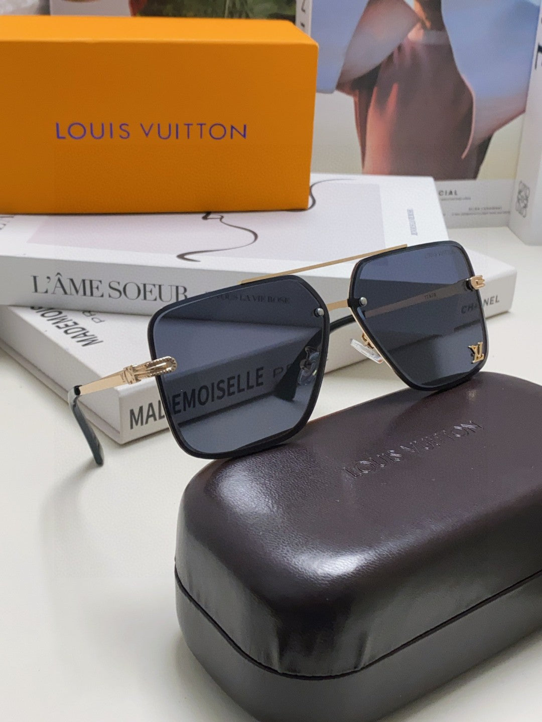 SQUARE SUNGLASSES 570265 IN GOLD METAL LOGO ON LENS