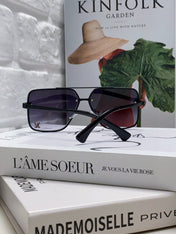 SQUARE SUNGLASSES 570266 IN BLACK METAL LOGO ON LENS
