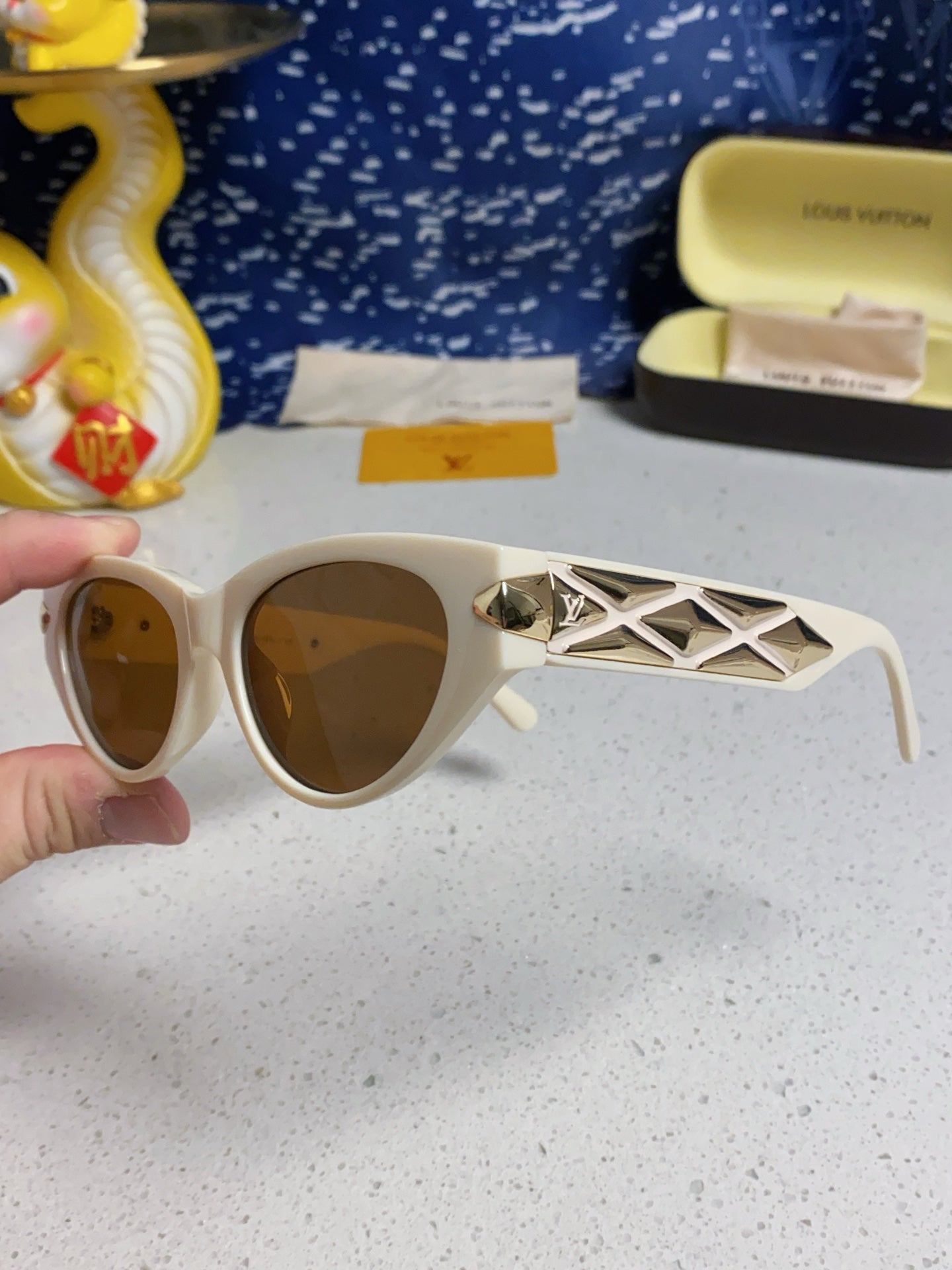 CAT EYE SUNGLASSES 576884 IN IVORY AND GOLD ACETATE