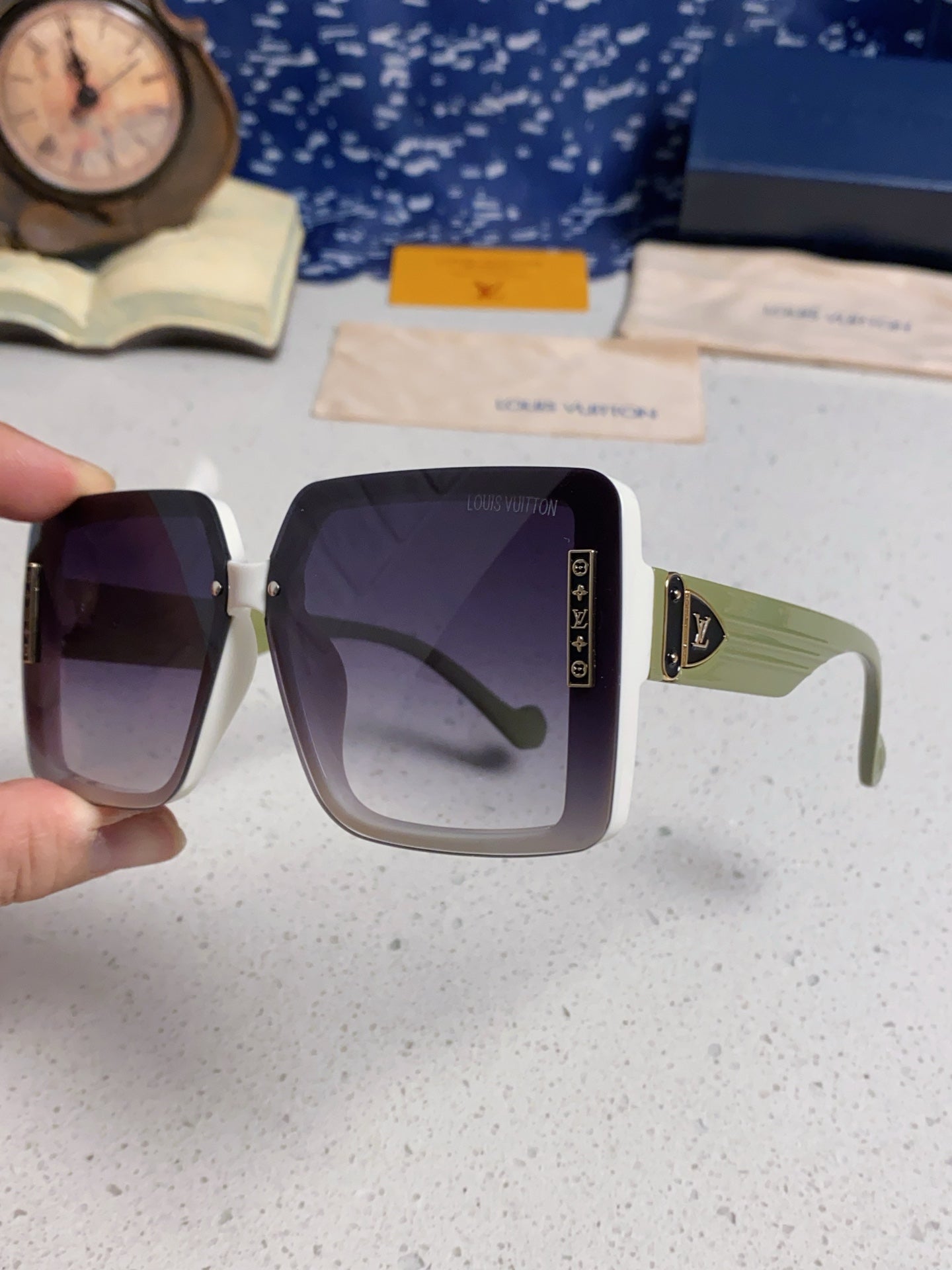 SQUARE SUNGLASSES 571656 IN GREEN ACETATE GREY SMOKE LENS