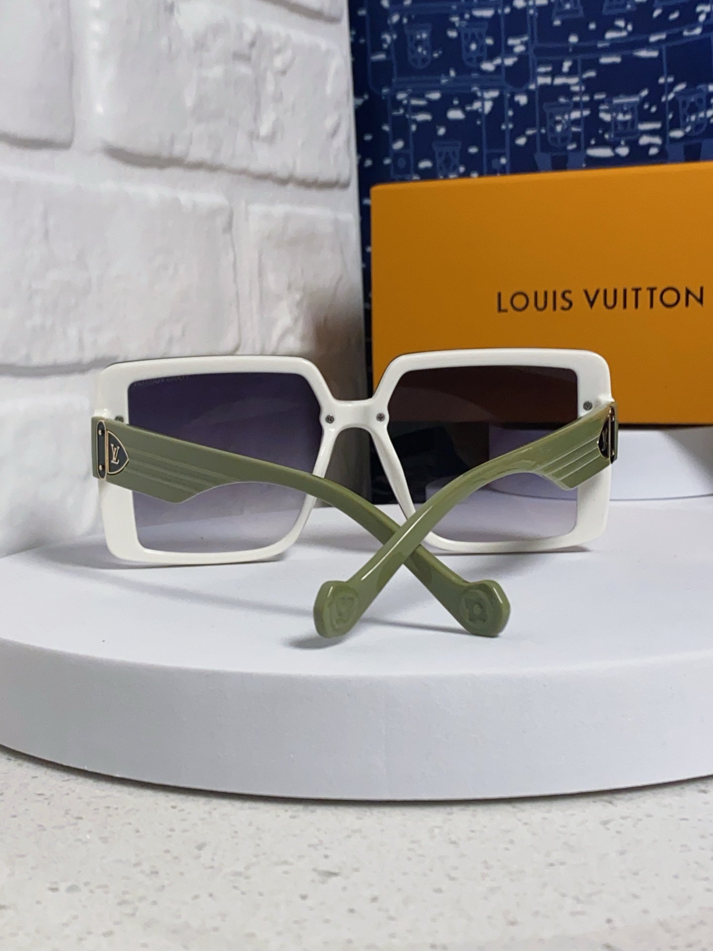 SQUARE SUNGLASSES 571656 IN GREEN ACETATE GREY SMOKE LENS