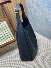 LE 5 À 7 LARGE SUPPLE BAG 31 IN NAVY BLUE CALFSKIN