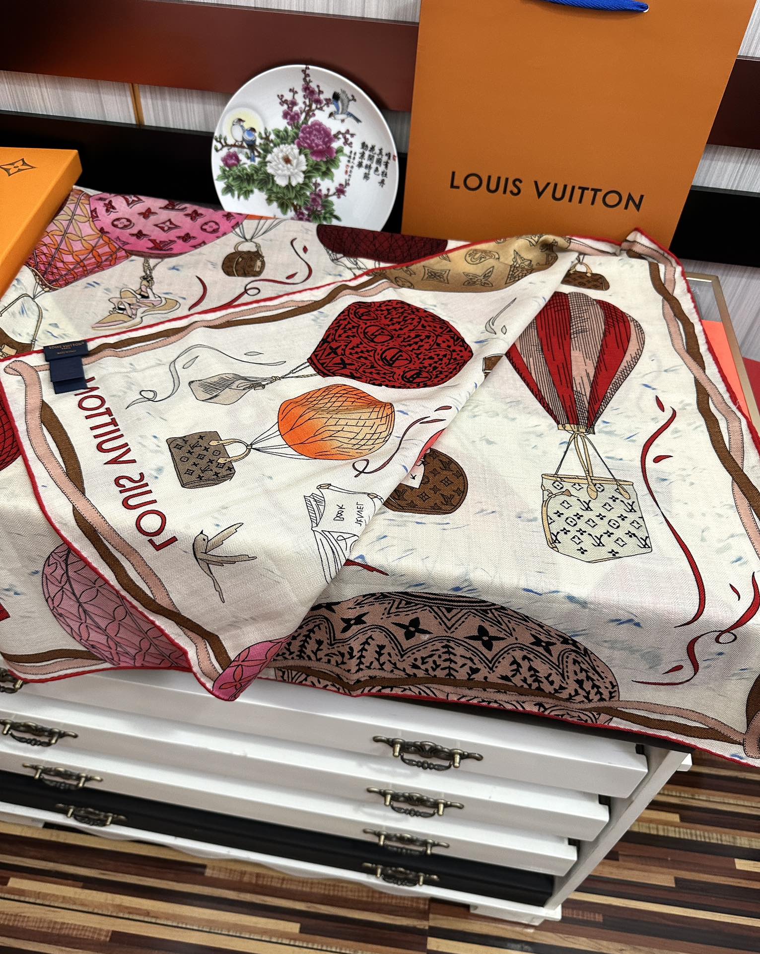 UP AND AWAY 140 CM SQUARE SILK SCARF COLORFUL 400072