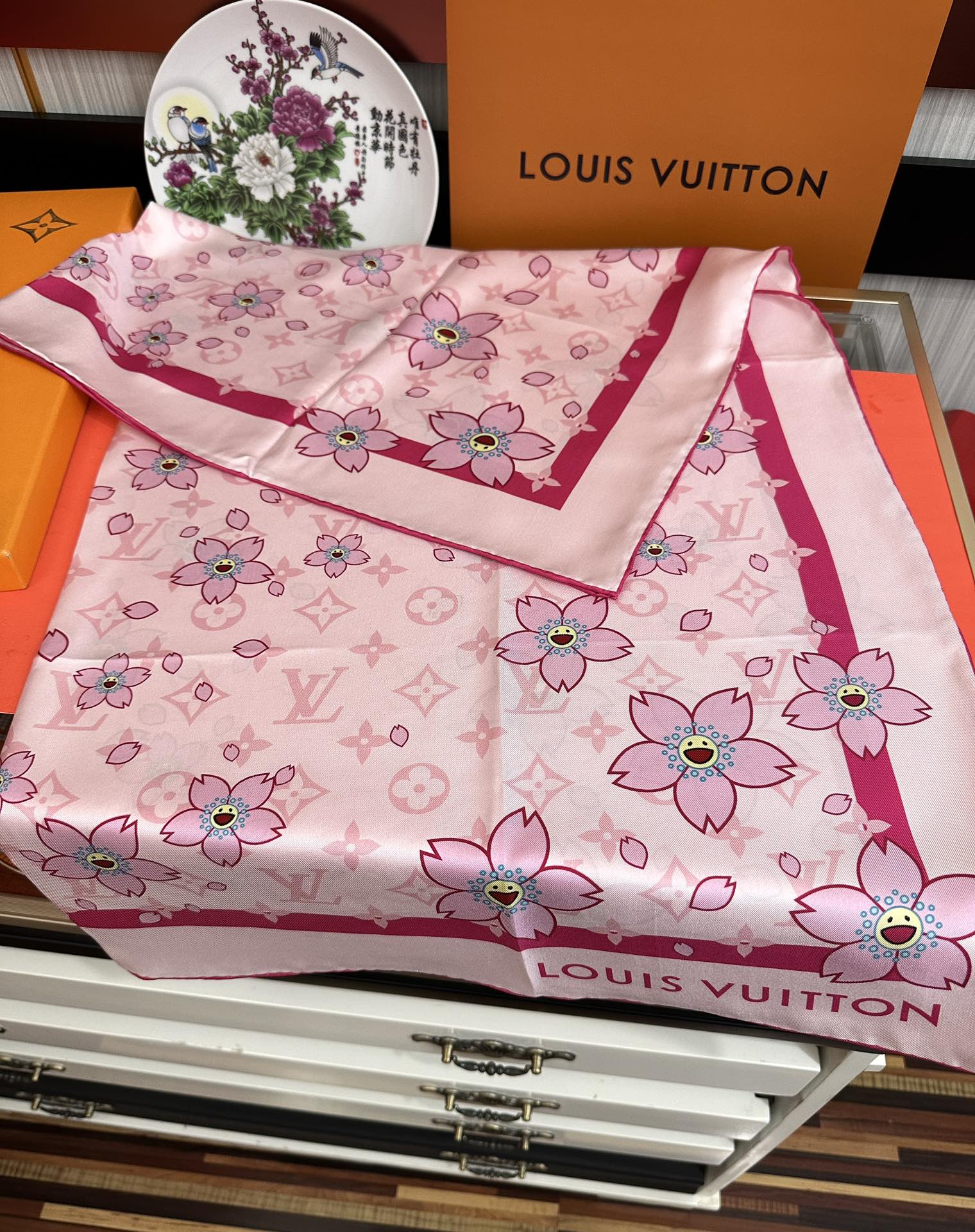 LV SCARF 90 CM IN SILK 723122