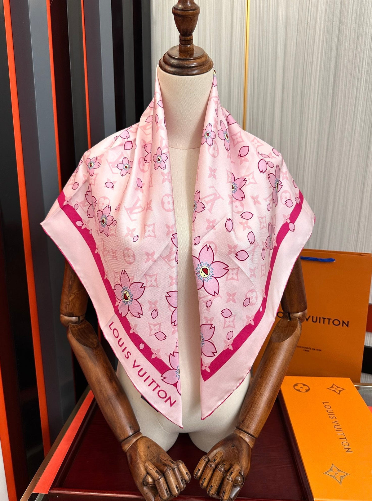 LV SCARF 90 CM IN SILK 723122