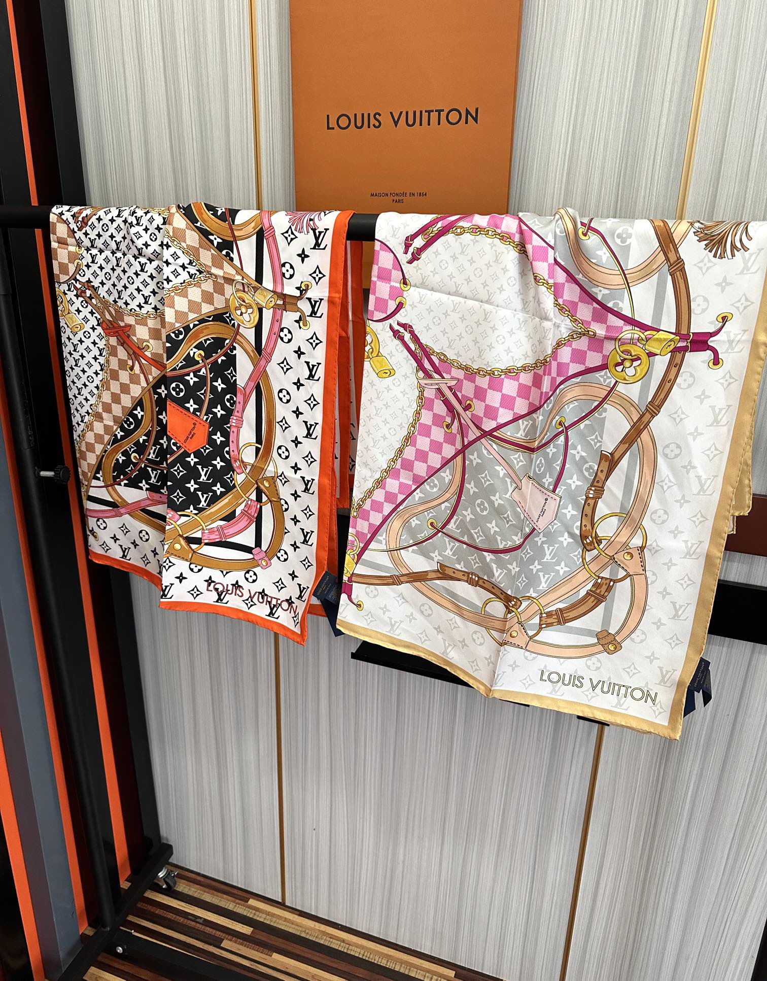 LV SCARF 90 CM IN SILK 729071