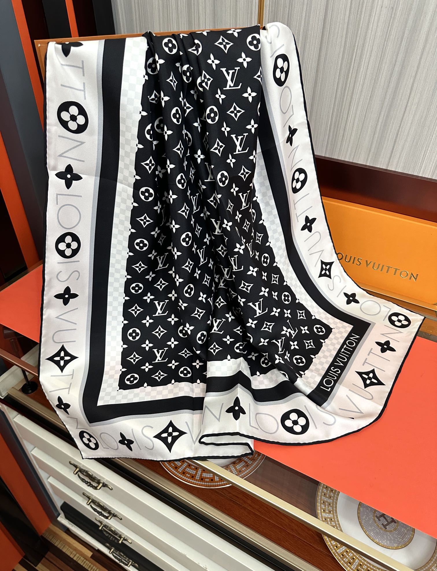 LV SCARF 90 CM IN SILK 732040