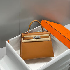 KELLY 28CM IN GOLD EPSOM CALFSKIN PALLADIUM HARDWARE