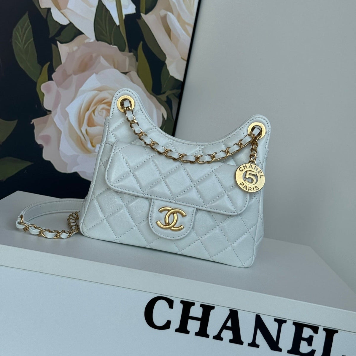 CHANEL 25S HOBO BAG 19 CM IN WHITE LAMBSKIN WITH GOLD HARDWARE