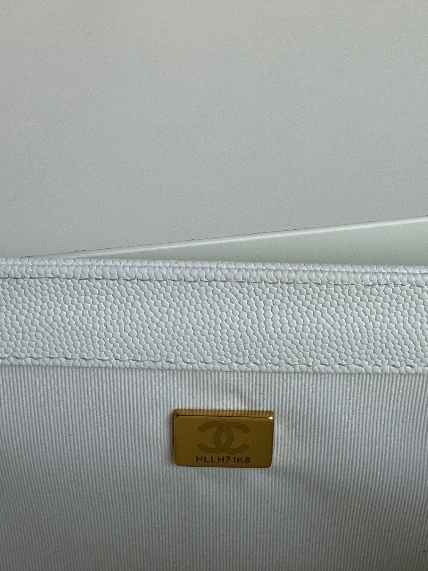 CHANEL BOY 25S 25 CM IN WHITE LAMBSKIN WITH GOLD HARDWARE