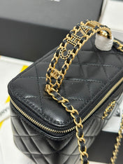 CC 18 CLUTCH BAG IN BLACK CALFSKIN GOLD HARDWARE