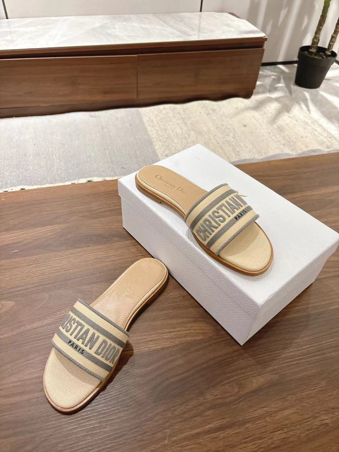 DWAY SLIDES IN BEIGE AND GRAY TECHNICAL FABRIC