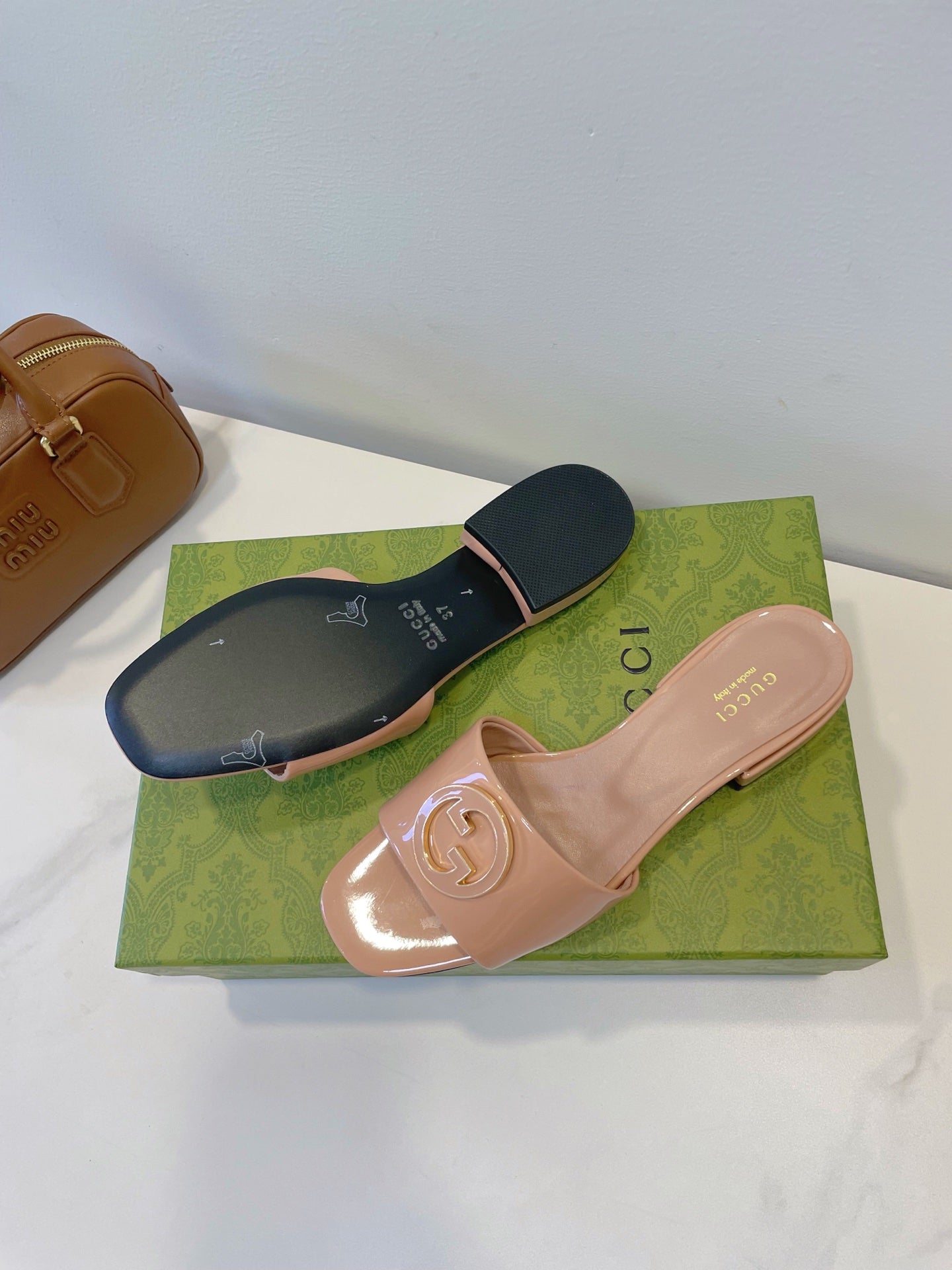 SLIDE SANDALS IN DESERT SAND GLOSSY SHEEPSKIN ENAMELLED ROUND INTERLOCKING G