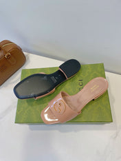 SLIDE SANDALS IN DESERT SAND GLOSSY SHEEPSKIN ENAMELLED ROUND INTERLOCKING G