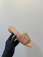 SLIDE SANDALS IN DESERT SAND GLOSSY SHEEPSKIN ENAMELLED ROUND INTERLOCKING G