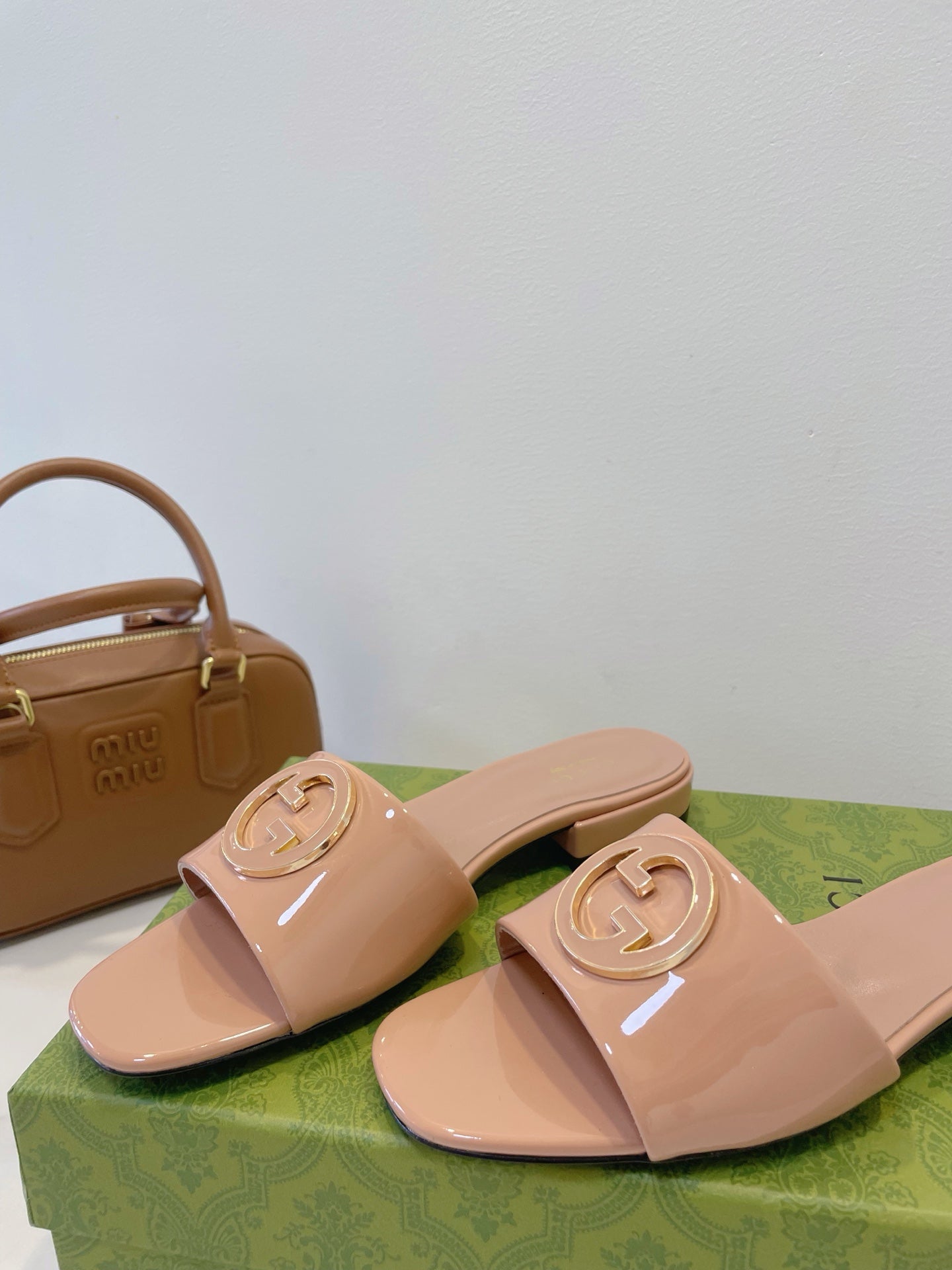 SLIDE SANDALS IN DESERT SAND GLOSSY SHEEPSKIN ENAMELLED ROUND INTERLOCKING G