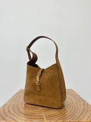 LE 5 À 7  SUPPLE SMALL 22 IN  CARAMEL BROWN SUEDE