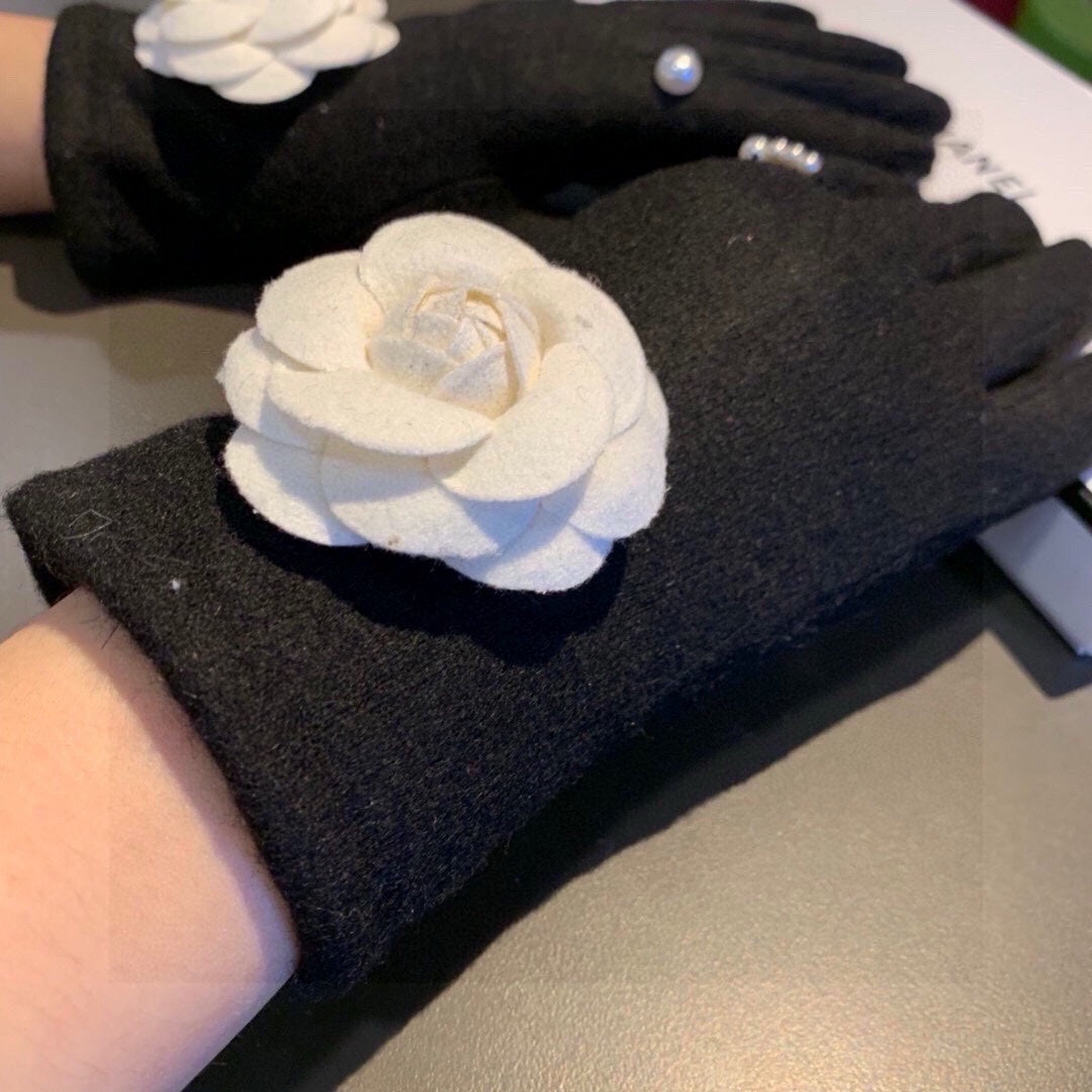 GLOVES IN BLACK WOOL WITH LARGE WHITE FLOWER 464993