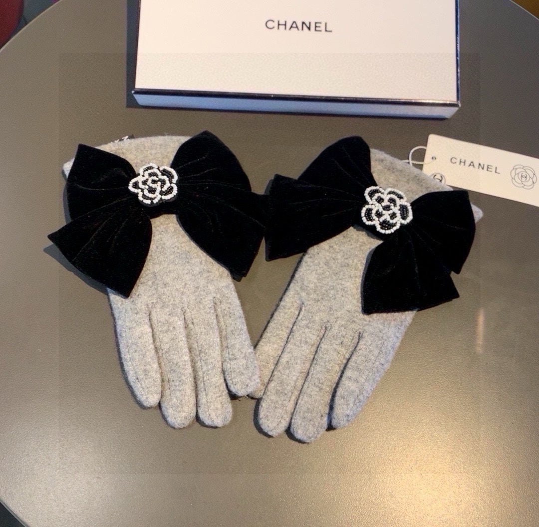 GLOVES IN DOVE GRAY WOOL WITH LARGE BLACK BOW 464994