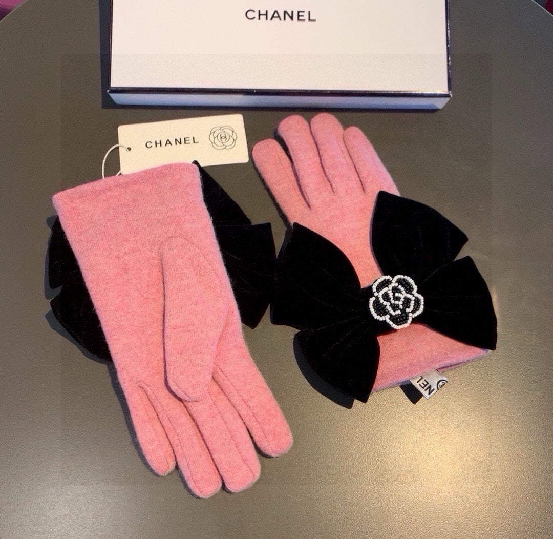 GLOVES IN FLAMINGO PINK WOOL WITH LARGE BLACK BOW 464995